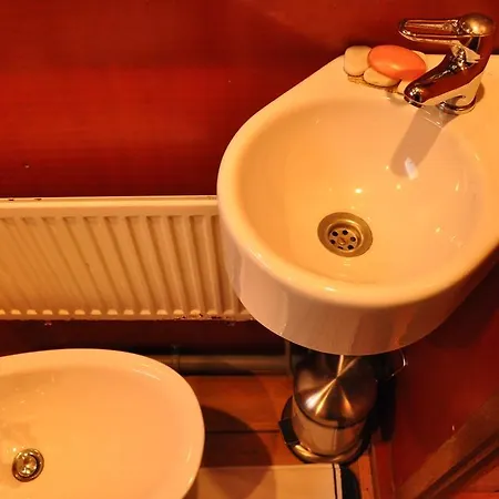 Houseboat Lady Luck Πλωτό κατάλυμα